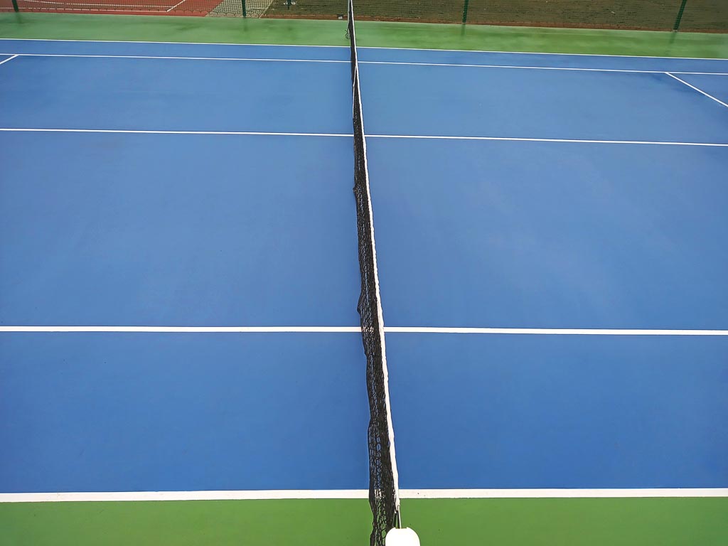 Siatka tenisowa zamontowana na korcie