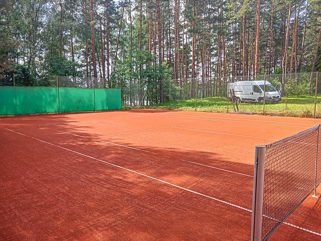 Prezentacja renowacji kortu tenisowego z mączki ceglanej