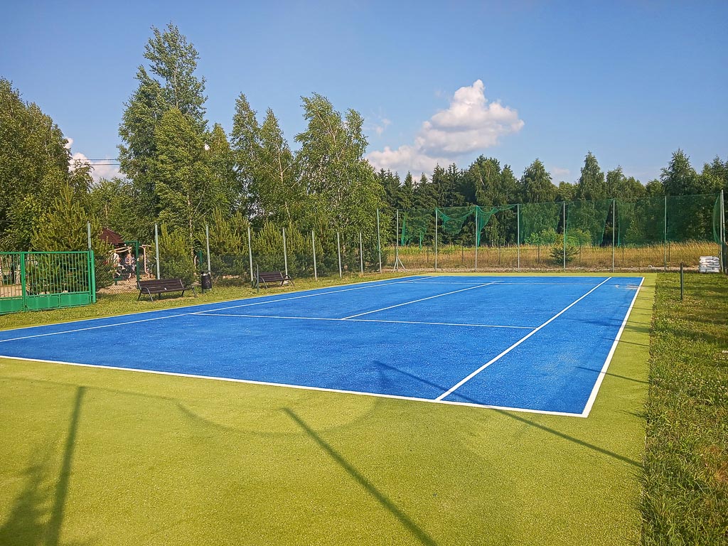 Kort tenisowy ze sztucznej trawy